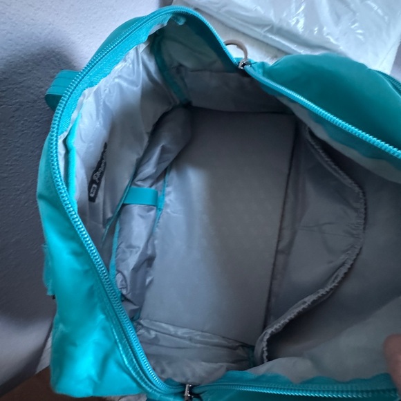 LUG PROPELLER~Turquoise~Multiple Zip pockets and slip pockets, detachable strap - Picture 9 of 16